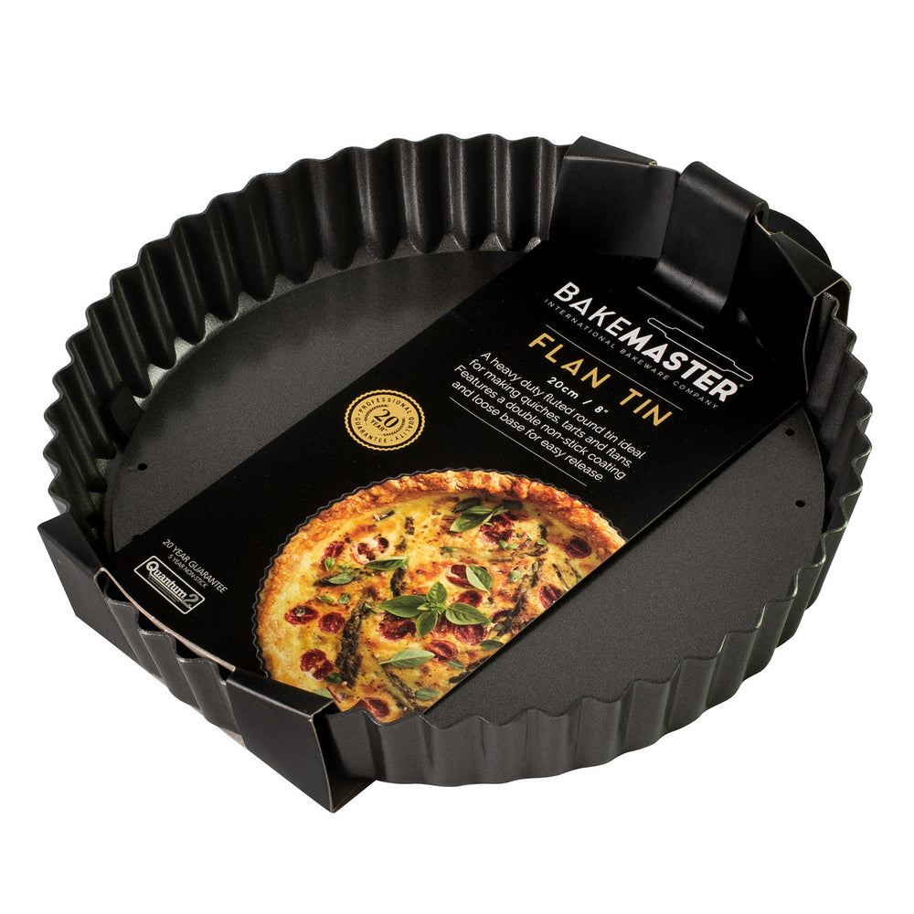 Black flan tin with a pizza inside, branded 'Bakemaster'.