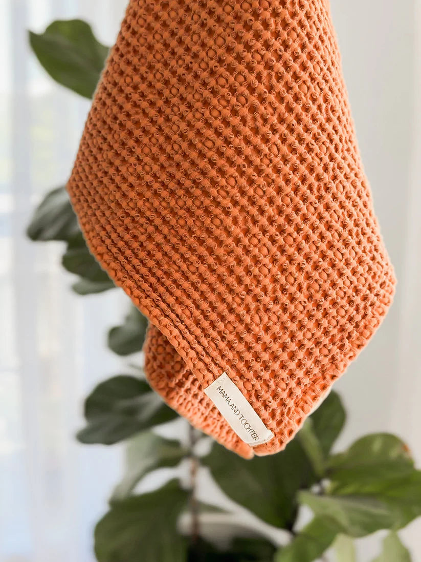 Mama & Tochter Waffle Tea Towel: Terracotta