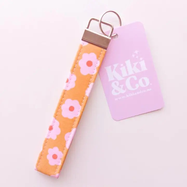 Floral keychain with a pink card displaying 'Kiki & Co' on a light background
