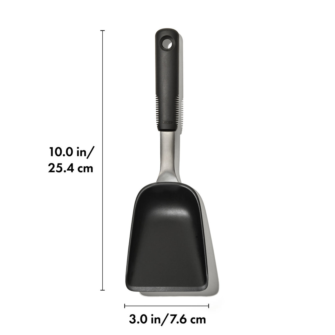 Black pet scoop with measurements on a white background