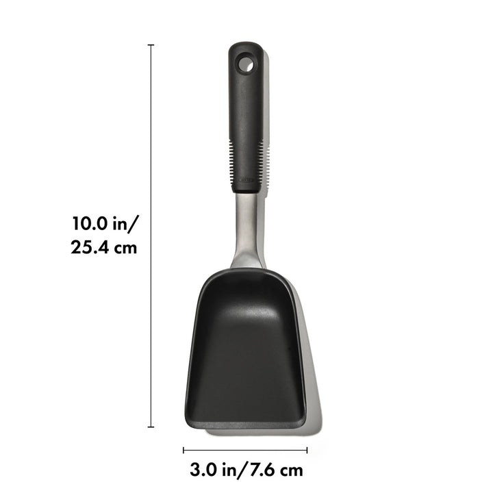 Black pet scoop with measurements on a white background